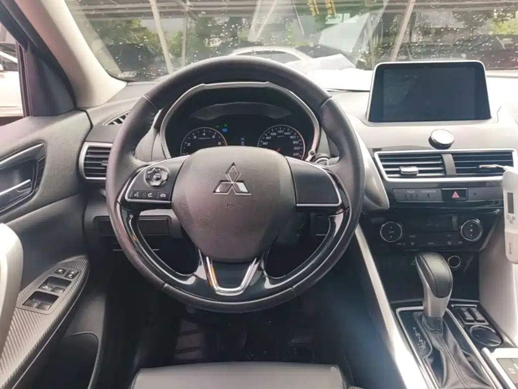 Mitsubishi Eclipse Cross — фото 11