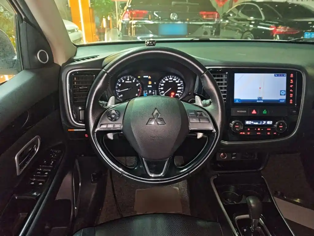 Mitsubishi Outlander — фото 11