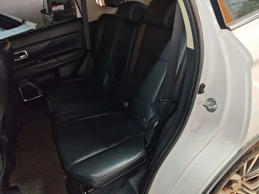 Mitsubishi Outlander — фото 17