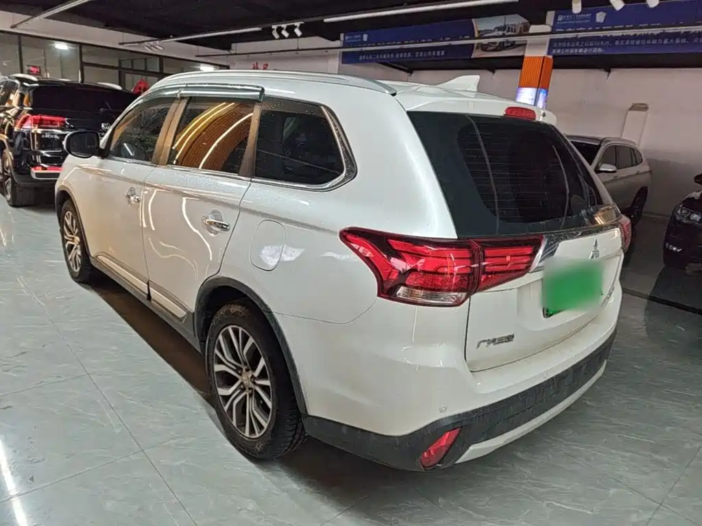 Mitsubishi Outlander — фото 5