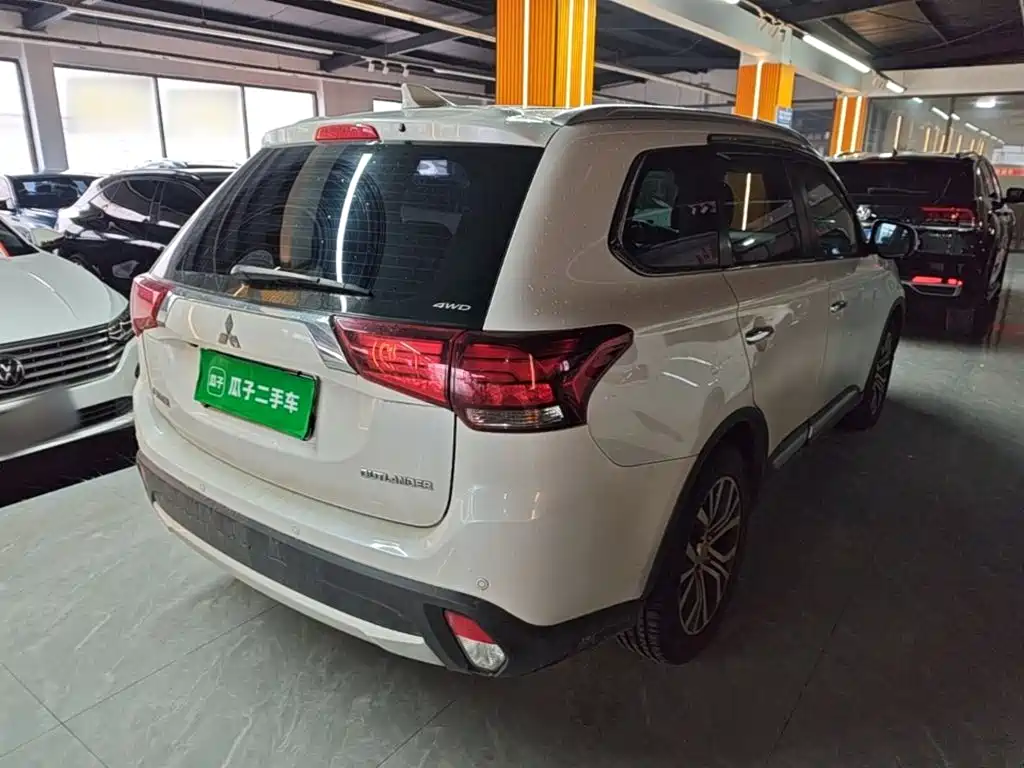Mitsubishi Outlander — фото 7