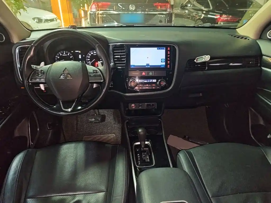 Mitsubishi Outlander — фото 10