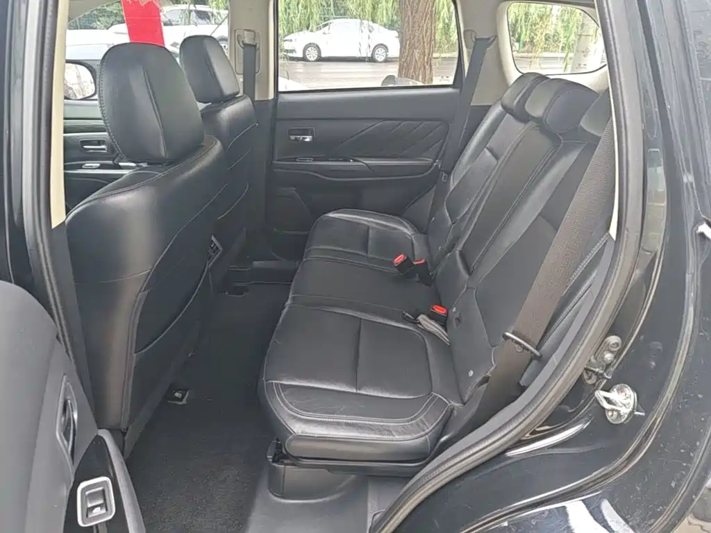 Mitsubishi Outlander — фото 17