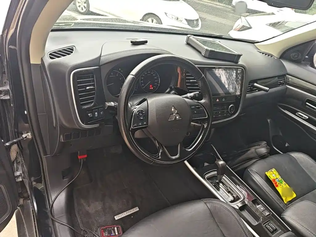 Mitsubishi Outlander — фото 10