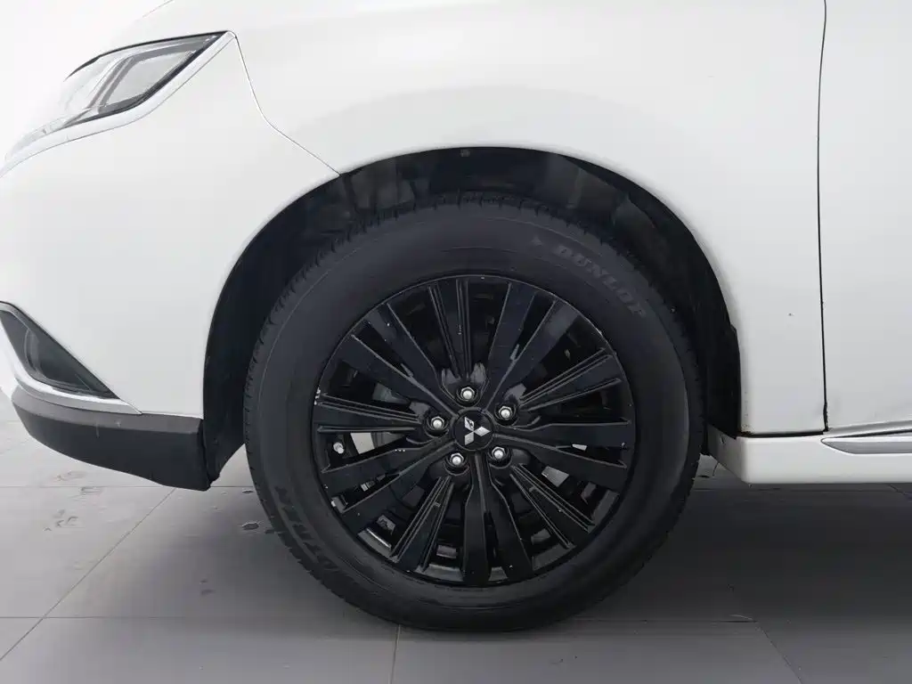 Mitsubishi Outlander — фото 17