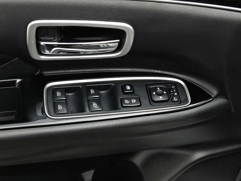 Mitsubishi Outlander — фото 9