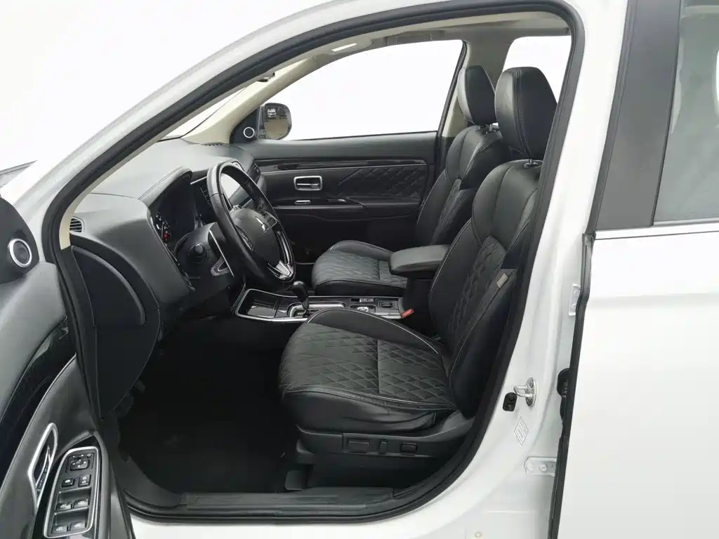 Mitsubishi Outlander — фото 10