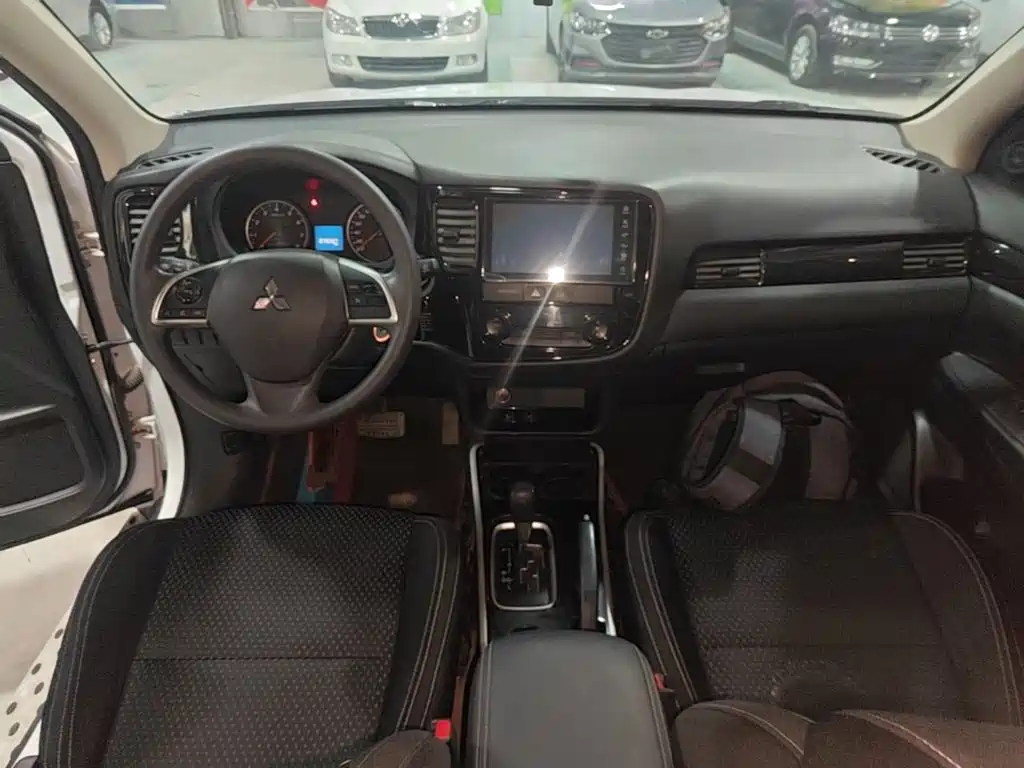 Mitsubishi Outlander — фото 10