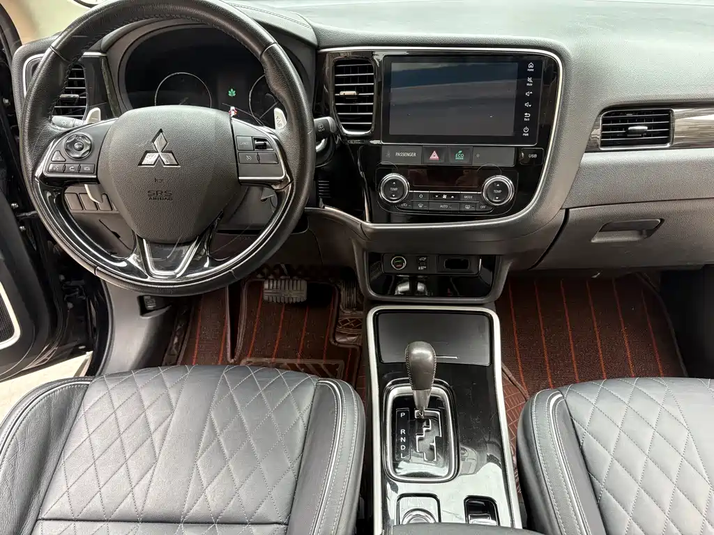 Mitsubishi Outlander — фото 9