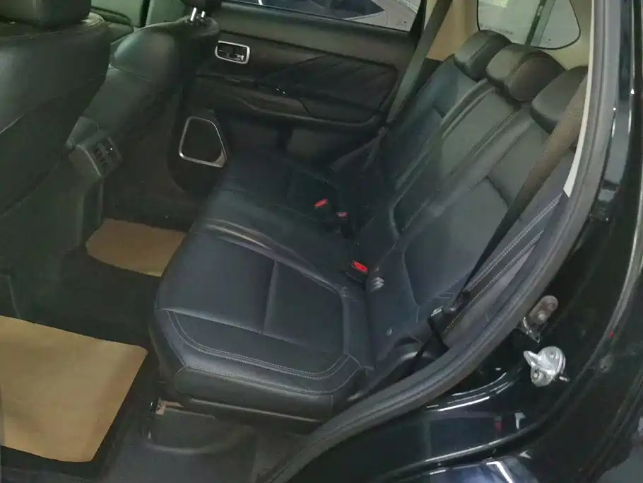 Mitsubishi Outlander — фото 11