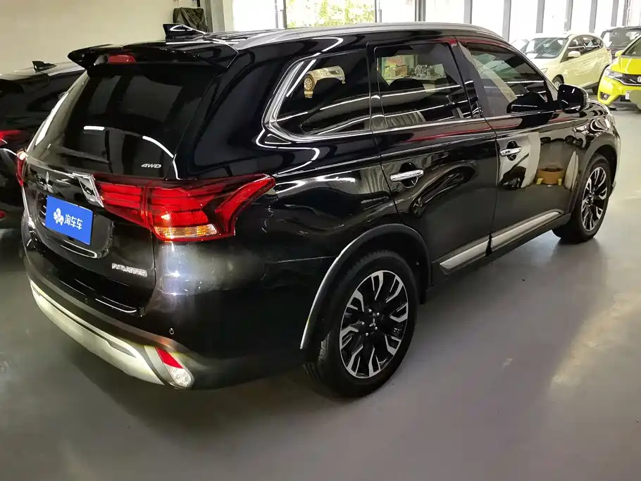 Mitsubishi Outlander — фото 3