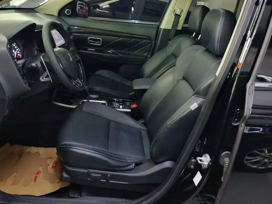 Mitsubishi Outlander — фото 9
