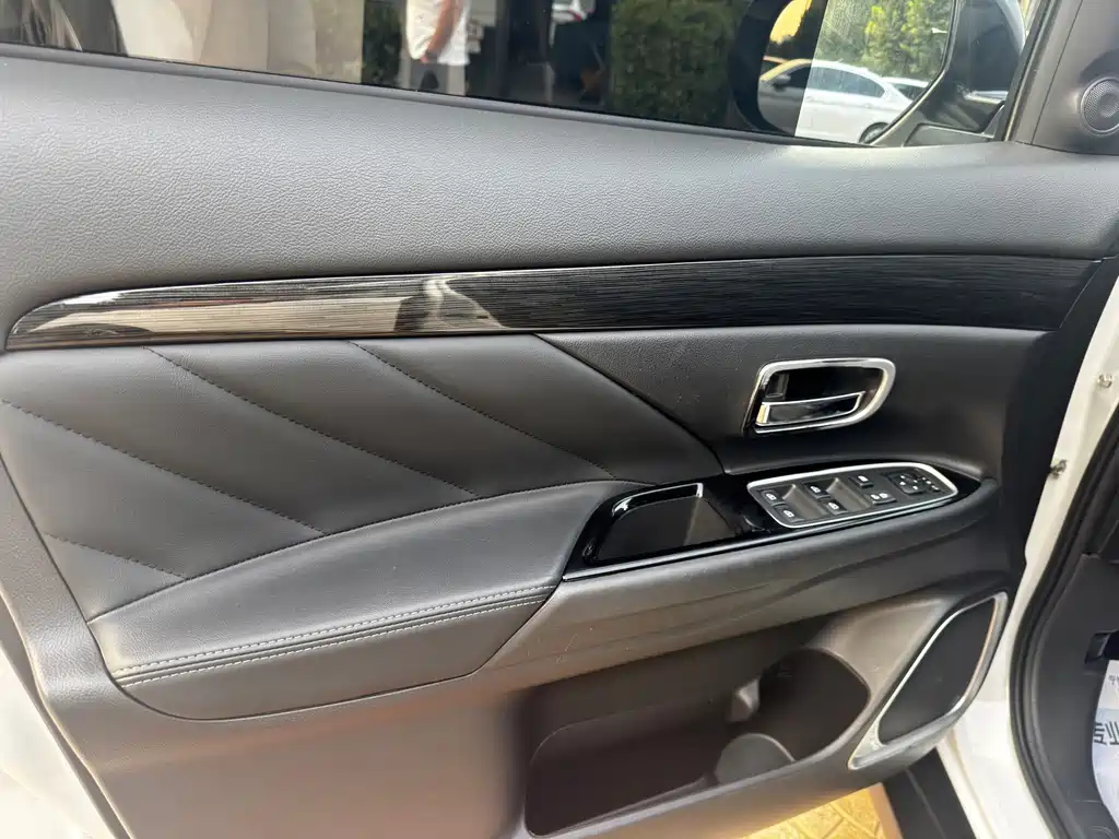 Mitsubishi Outlander — фото 11