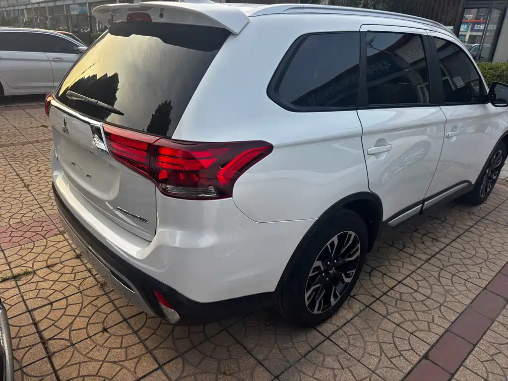 Mitsubishi Outlander — фото 21