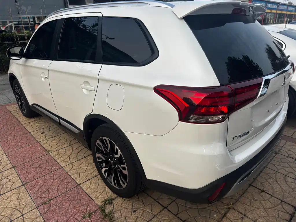 Mitsubishi Outlander — фото 23