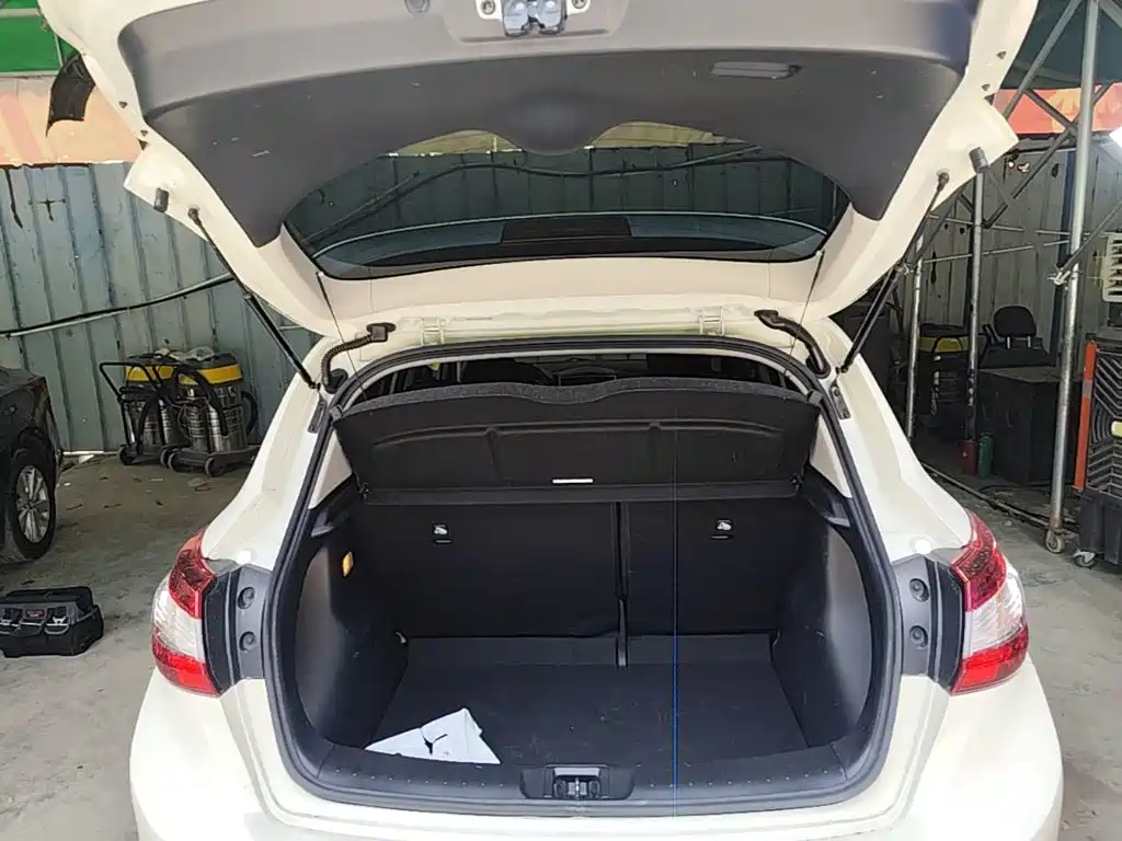 Nissan Tiida — фото 19