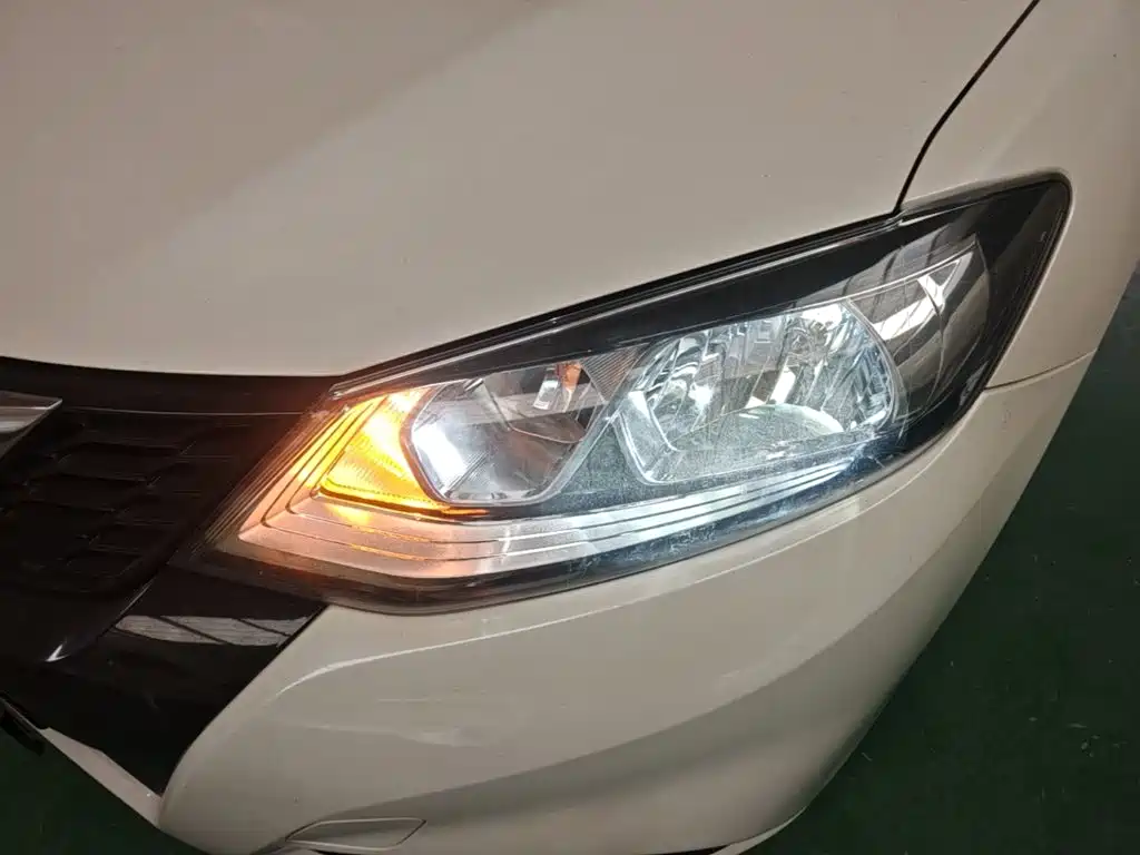 Nissan Tiida — фото 18
