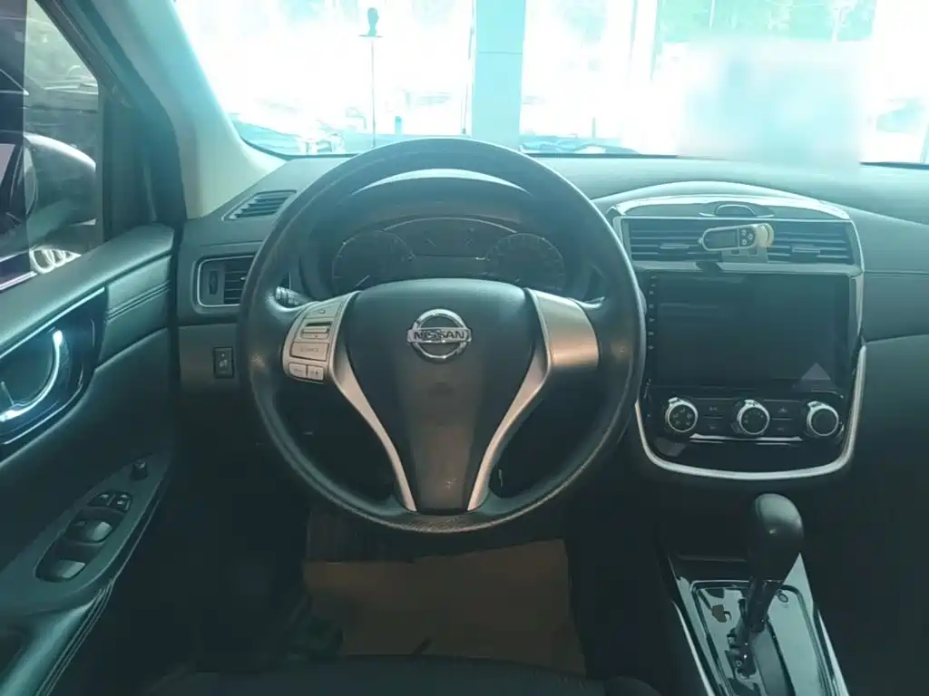 Nissan Tiida — фото 11