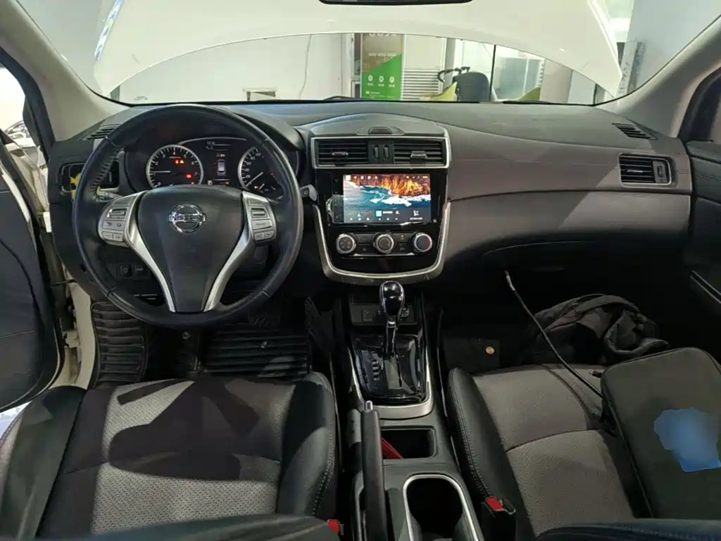 Nissan Tiida — фото 10