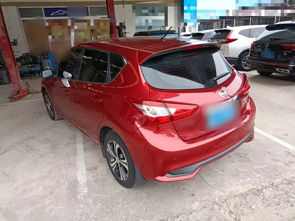 Nissan Tiida — фото 5