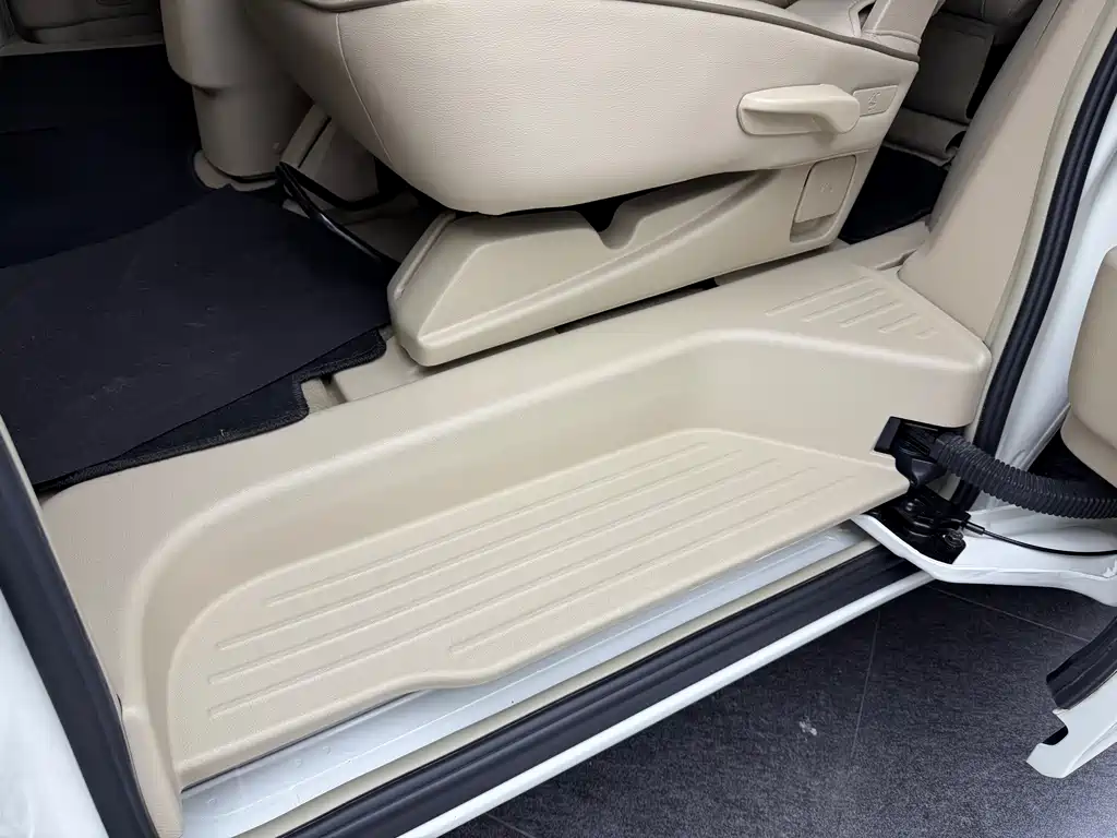 Nissan Quest — фото 11