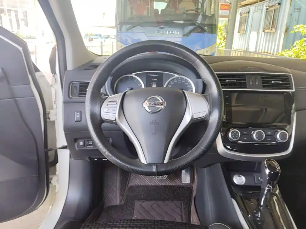 Nissan Tiida — фото 11