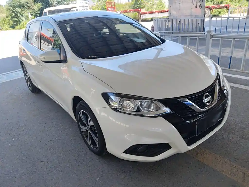 Nissan Tiida — фото 4