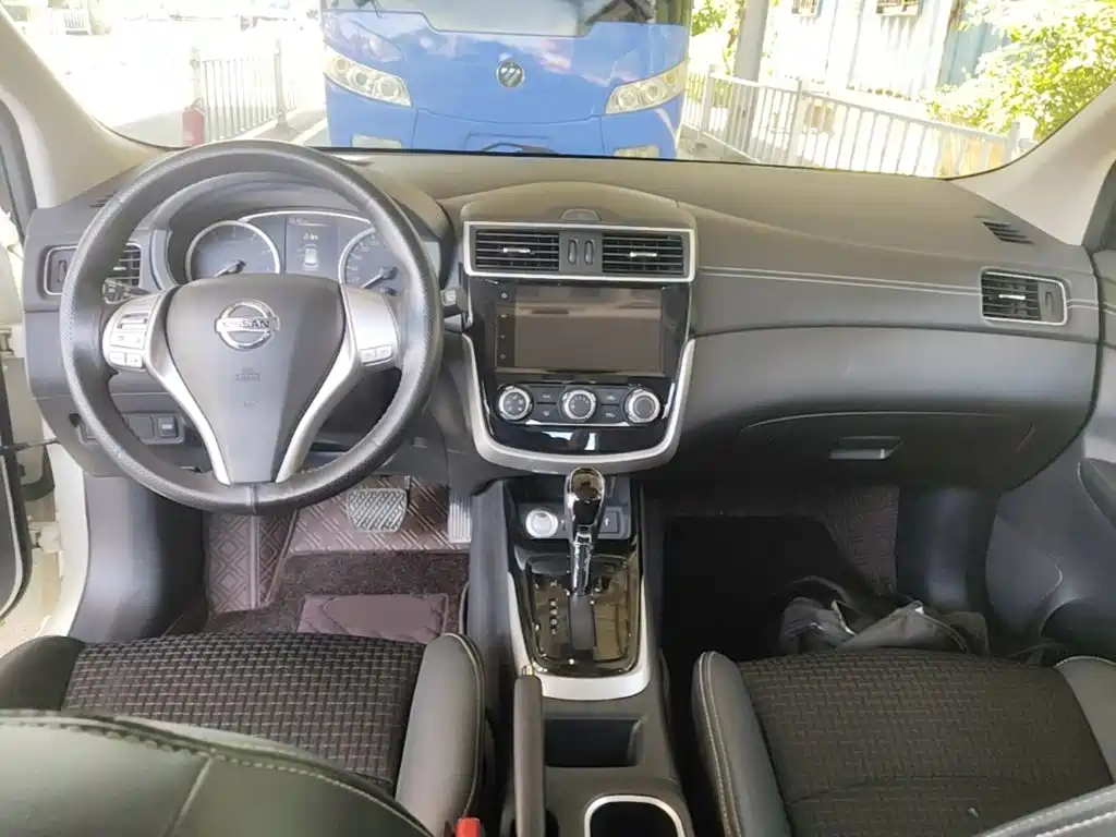 Nissan Tiida — фото 10