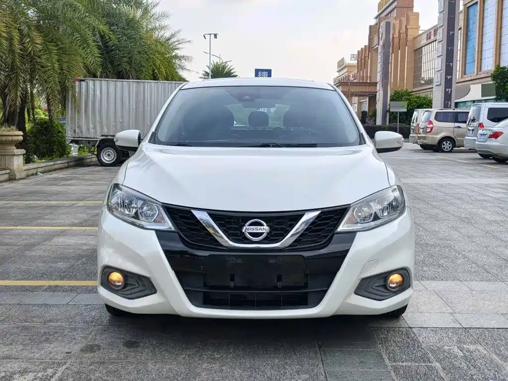 Nissan Tiida — фото 2