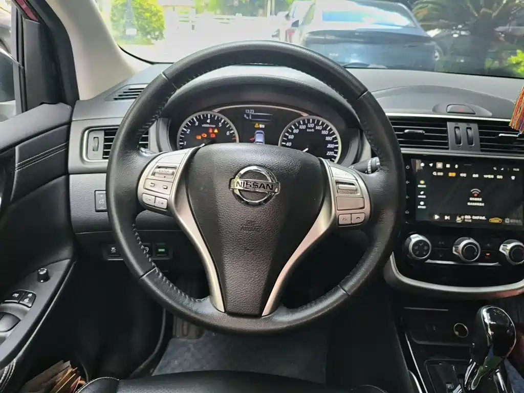 Nissan Tiida — фото 3