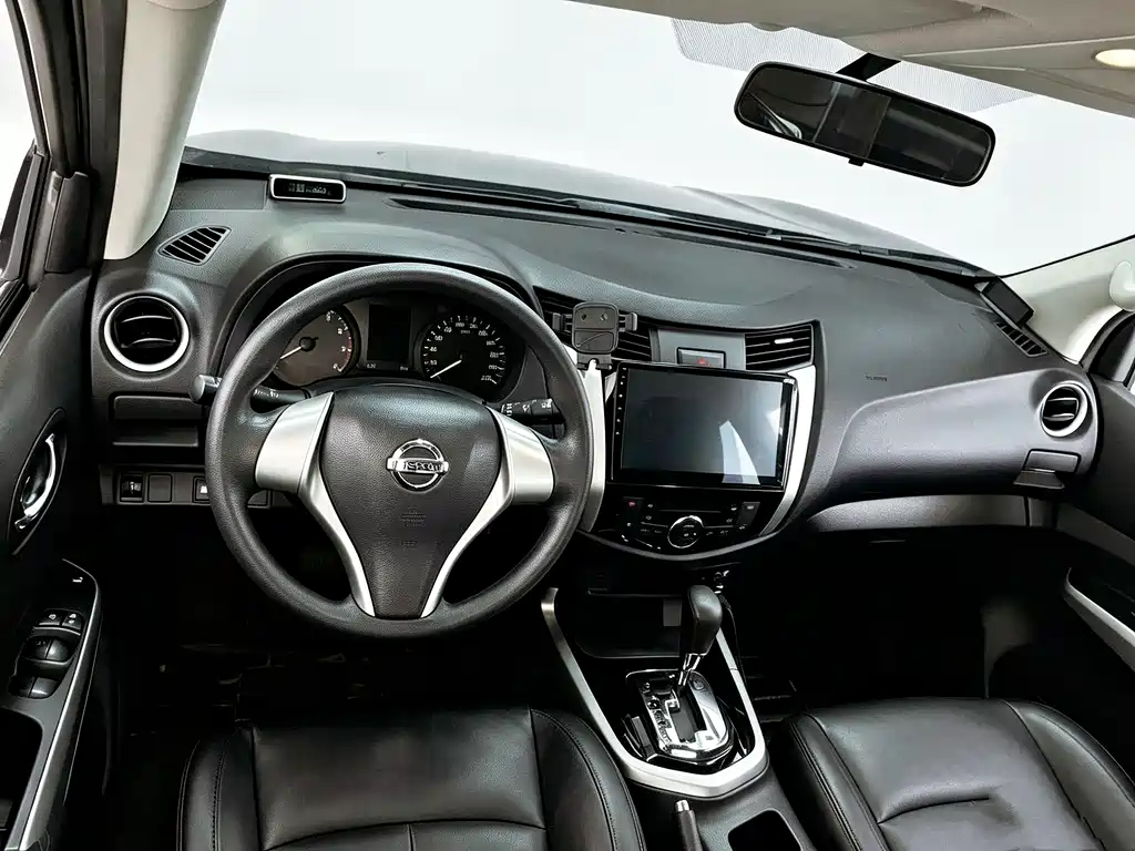 Nissan Navara — фото 8