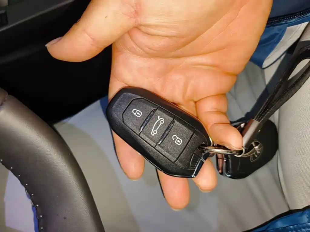 Peugeot 408X — фото 9