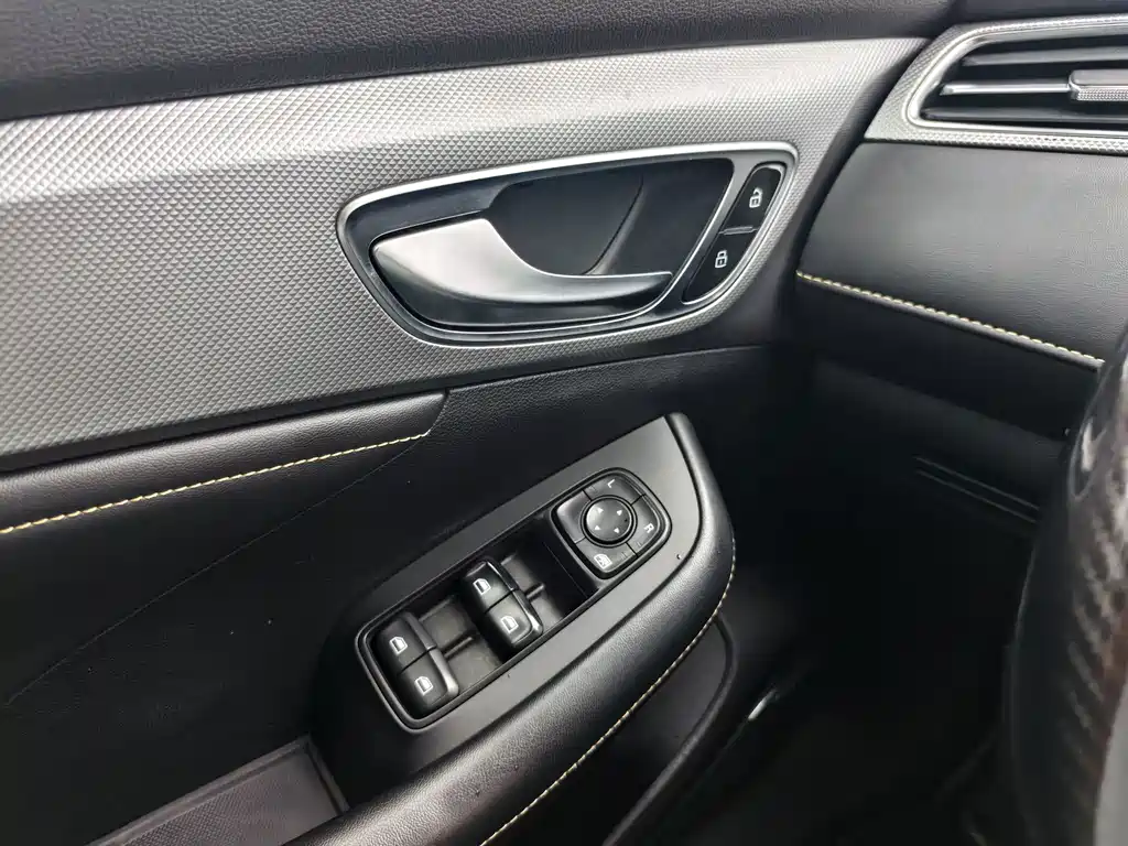 Roewe i6 MAX New Energy — фото 15