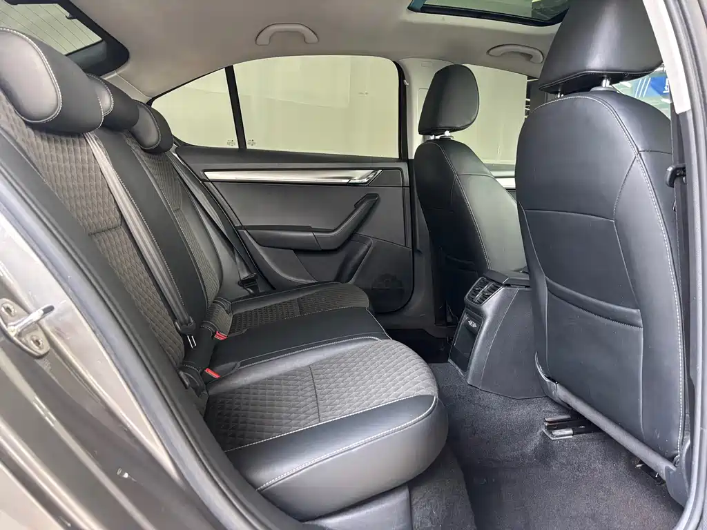 Skoda Octavia — фото 7