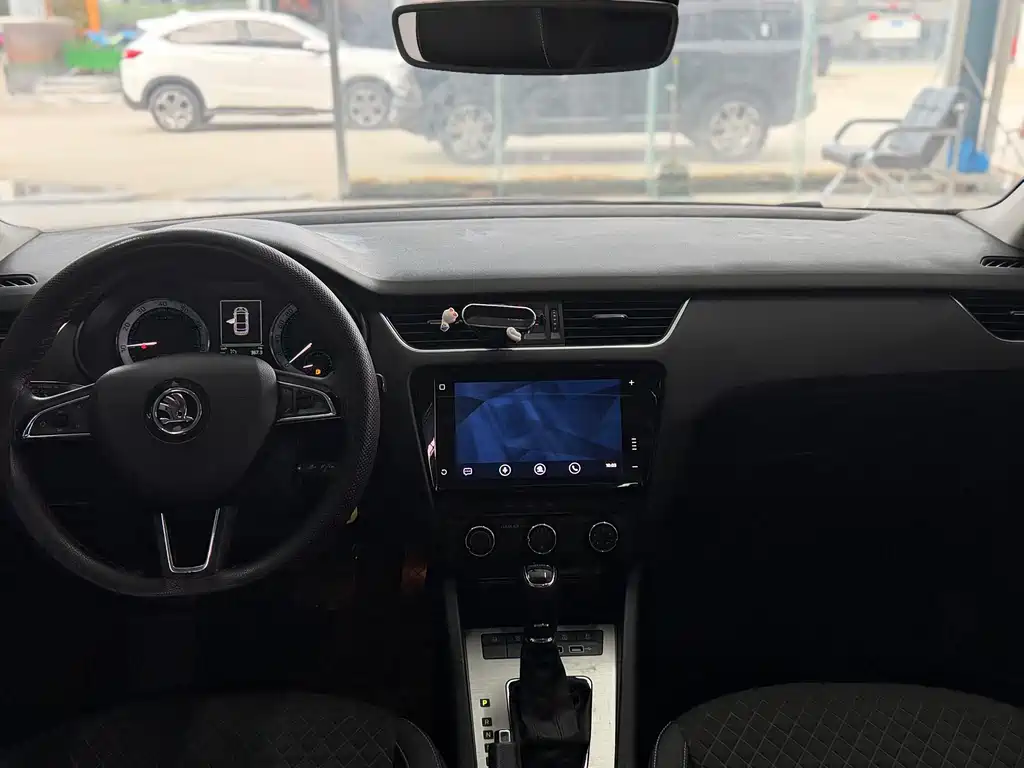 Skoda Octavia — фото 7