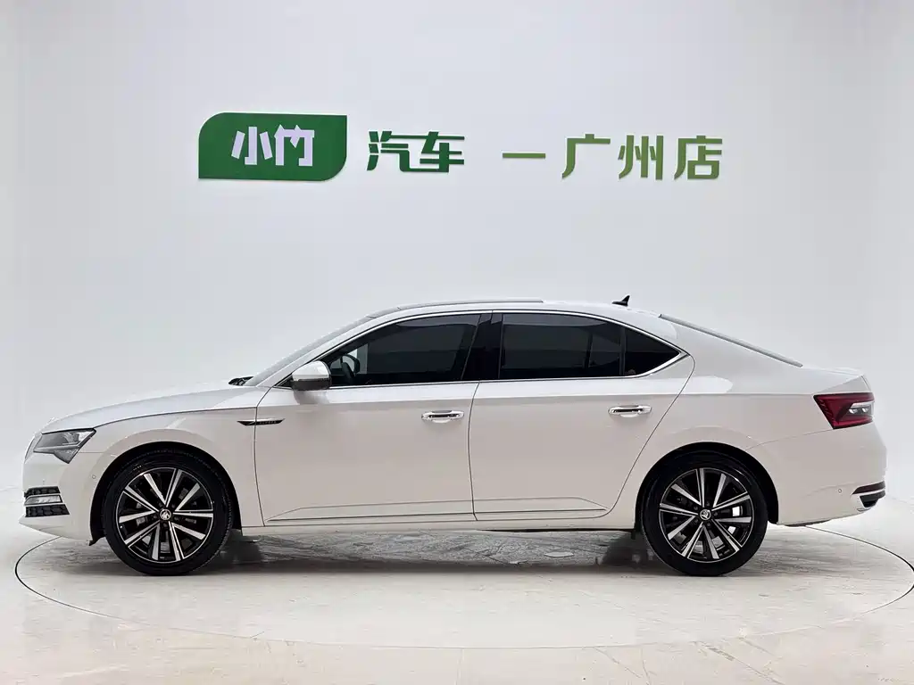 Skoda Superb — фото 8
