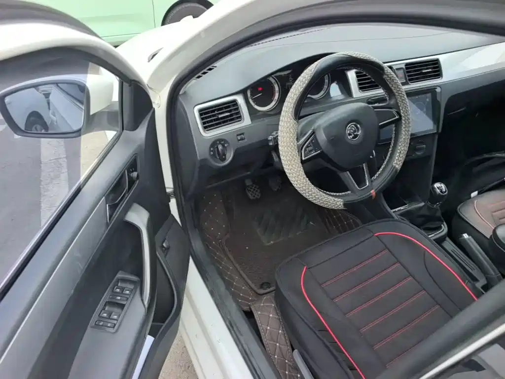 Skoda Rapid — фото 16