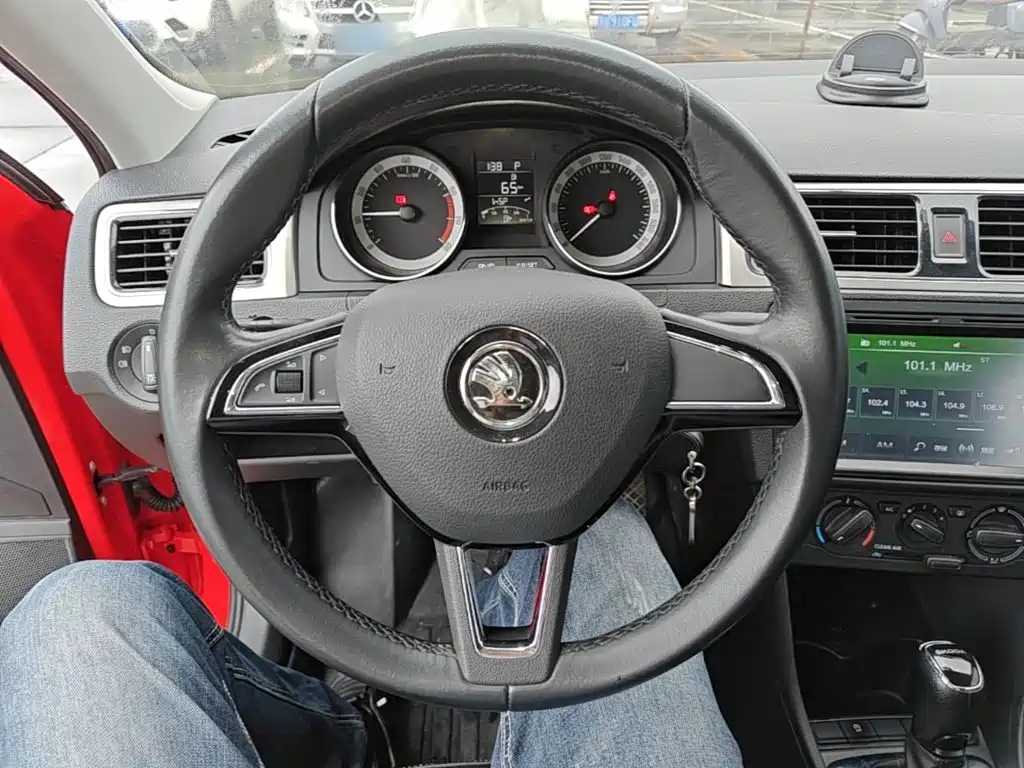 Skoda Rapid Spaceback — фото 11