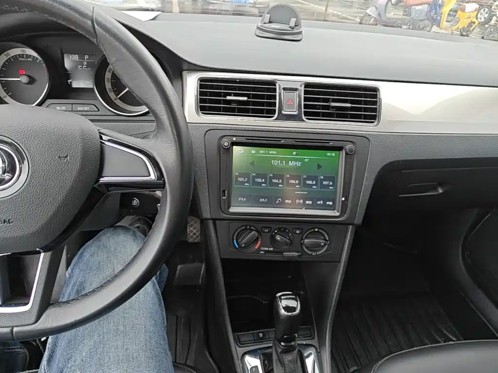 Skoda Rapid Spaceback — фото 10