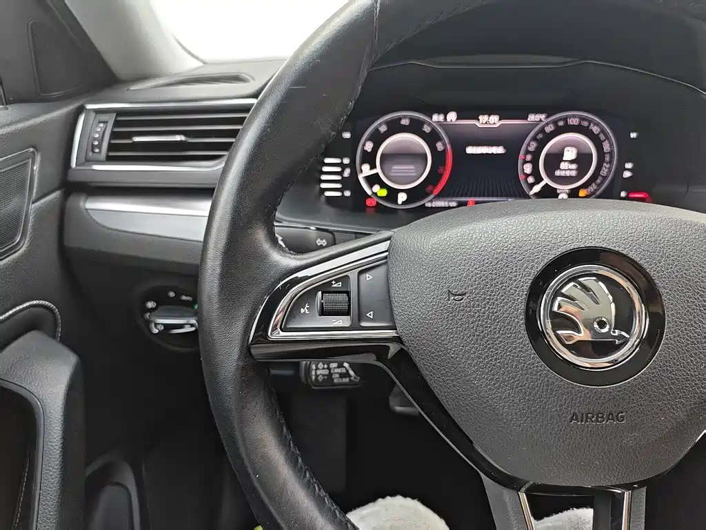 Skoda Superb — фото 14
