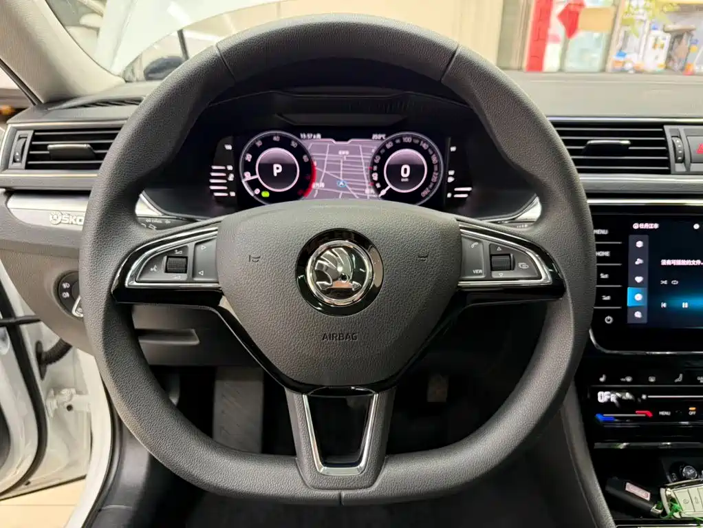 Skoda Superb — фото 11