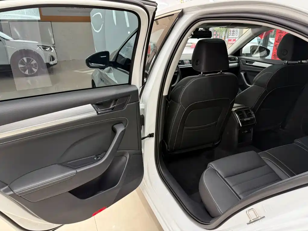 Skoda Superb — фото 17