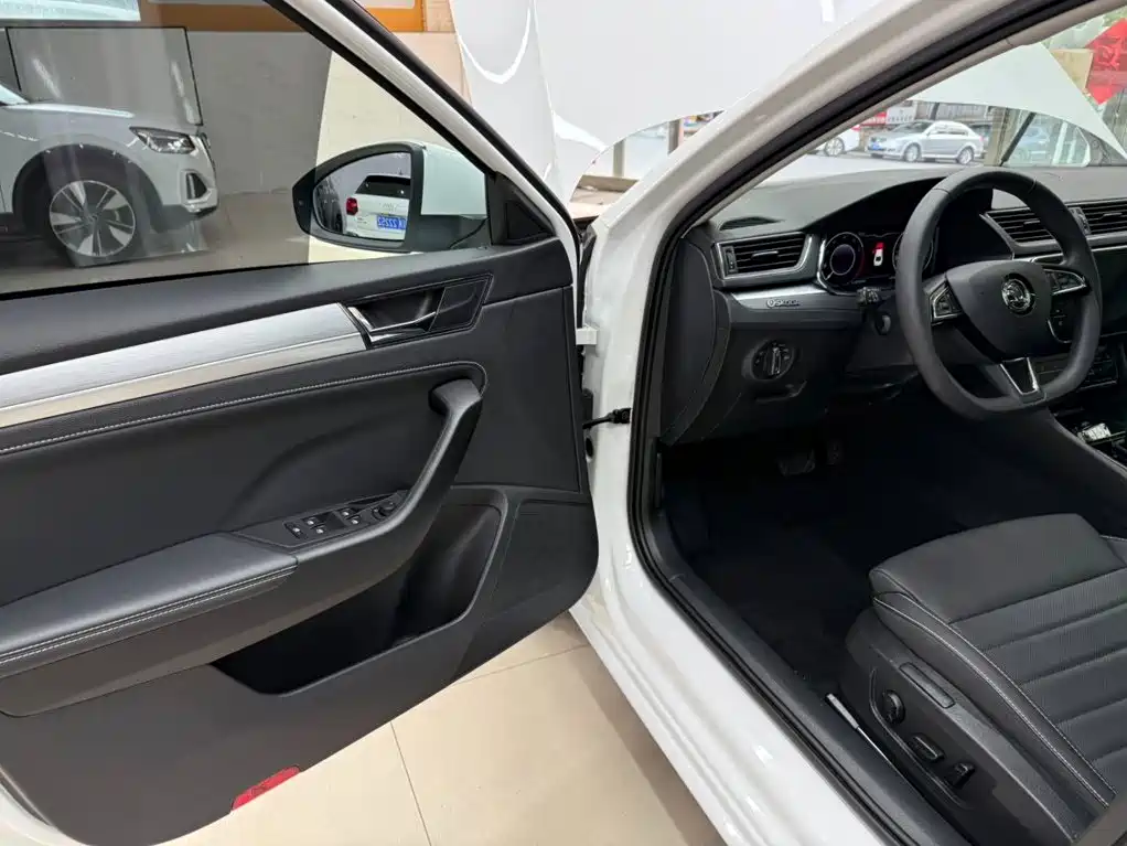 Skoda Superb — фото 8