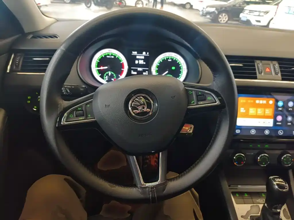 Skoda Octavia — фото 11