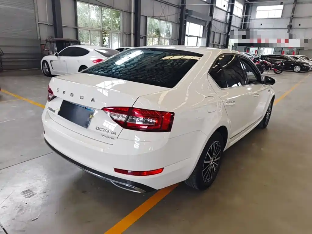 Skoda Octavia — фото 7