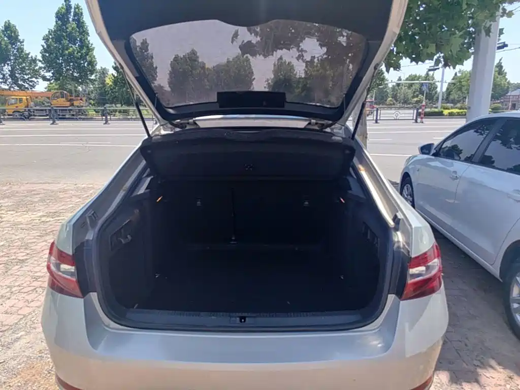 Skoda Superb — фото 15