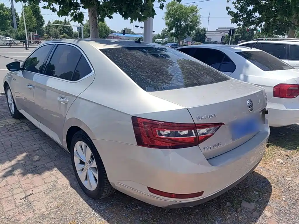 Skoda Superb — фото 23
