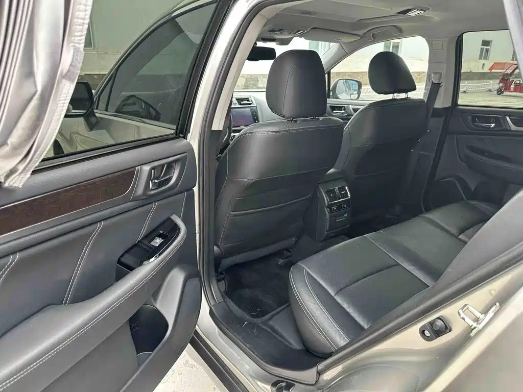 Subaru Outback — фото 6