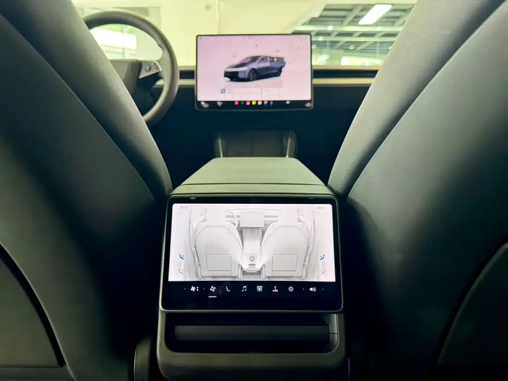 Tesla Model Y — фото 11