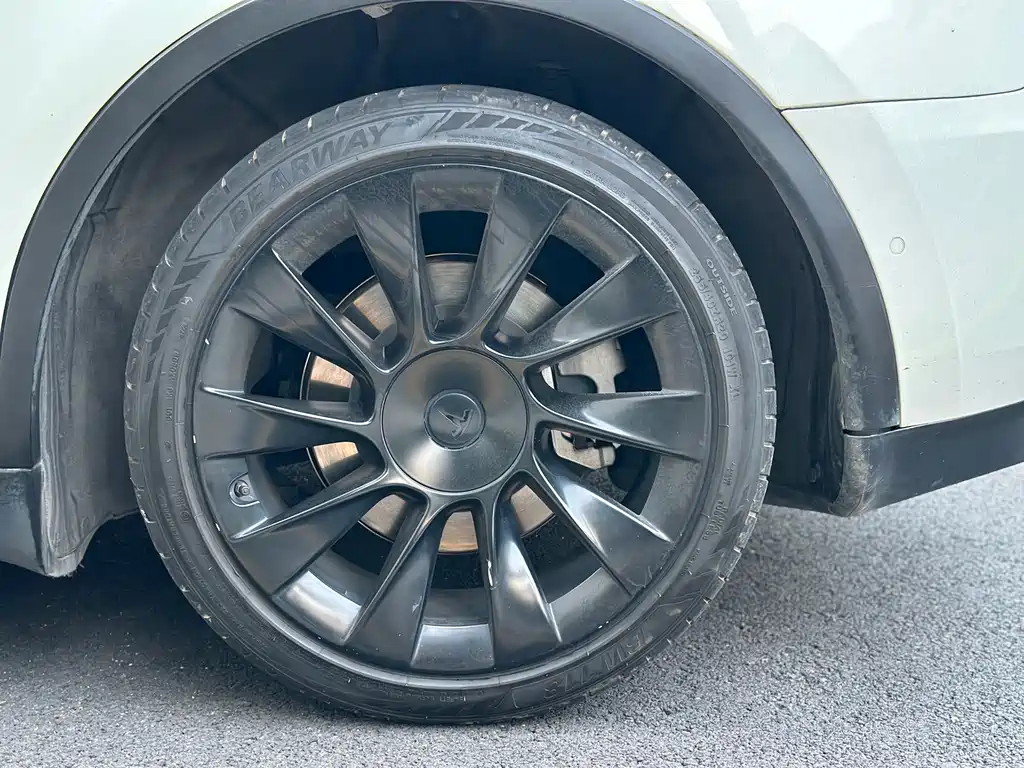 Tesla Model Y — фото 7